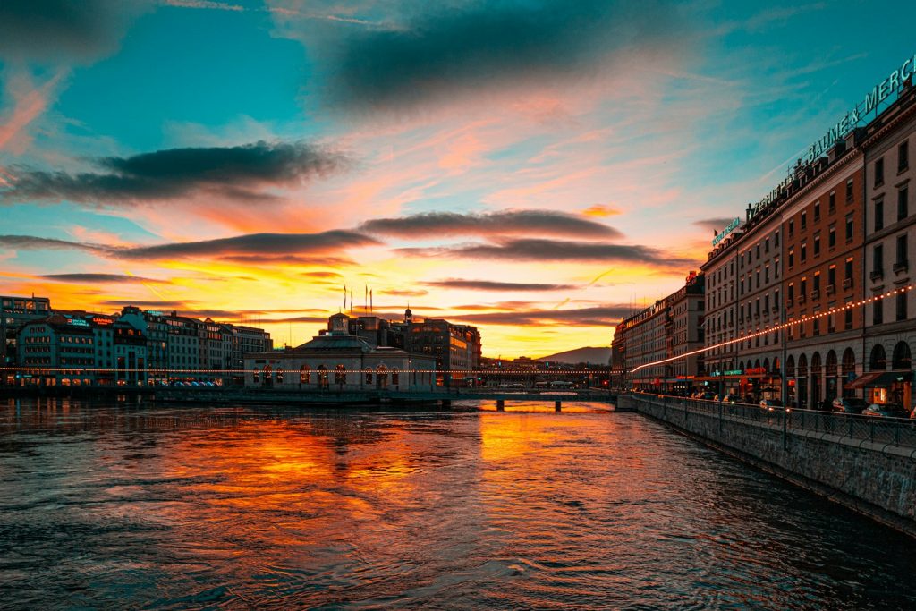 Les quais du Rhône à Genève au coucher du soleil