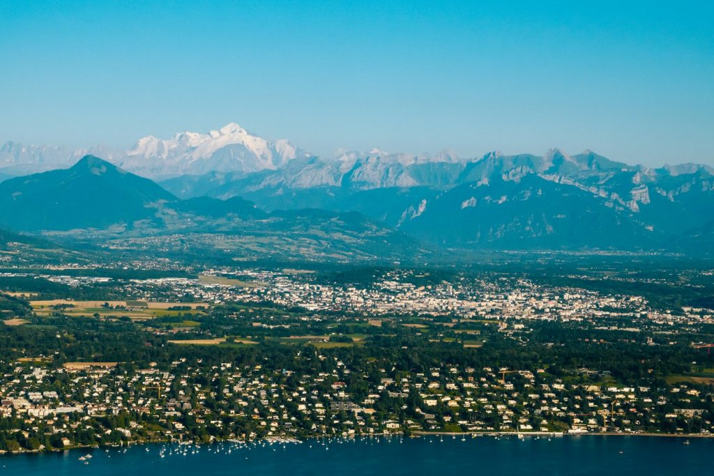 Vue aérienne du bassin genevois avec le Salève et le Mont-Blanc